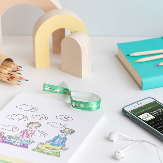 Expositor de 30 pulseras de audiocuentos | Cesión de producto solidario