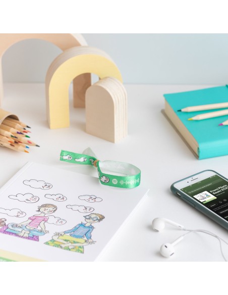 Expositor de 30 pulseras de audiocuentos | Cesión de producto solidario